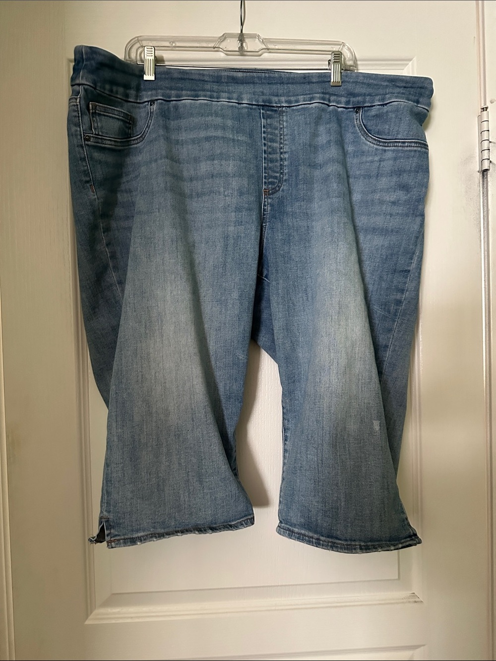 Relaxed Fit Light Blue capri length Denim Jeans